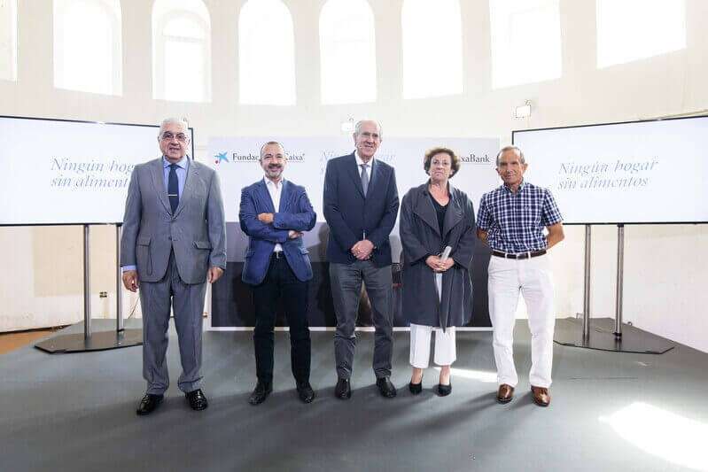 Francisco García, presidente del Banco de Alimentos de Madrid; Raúl Marqueta, director de Acción Social de CaixaBank; Pedro Miguel Llorca, presidente de la Federación Española de Bancos de Alimentos (FESBAL); Joana Prats, directora de Relaciones con entidades sociales de la Fundación ”la Caixa”, y Félix López, coordinador de reparto de la Parroquia San Félix de Madrid, han presentado la campaña Ningún Hogar Sin Alimentos.