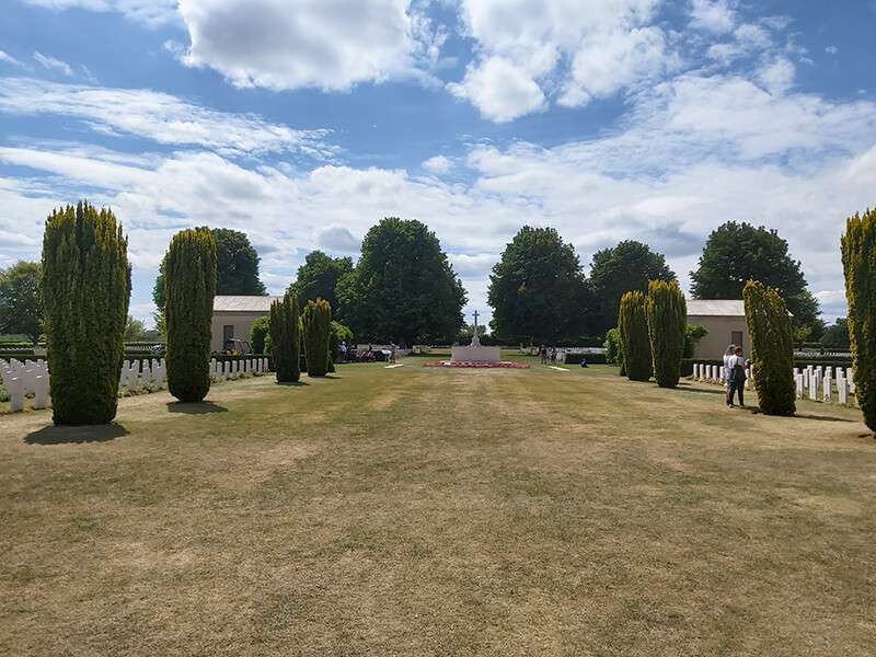 En Bayeux, los castaños arropan las sepulturas de los soldados británicos. No obstante, muchos otros continúan dispersos en otras necrópolis normandas