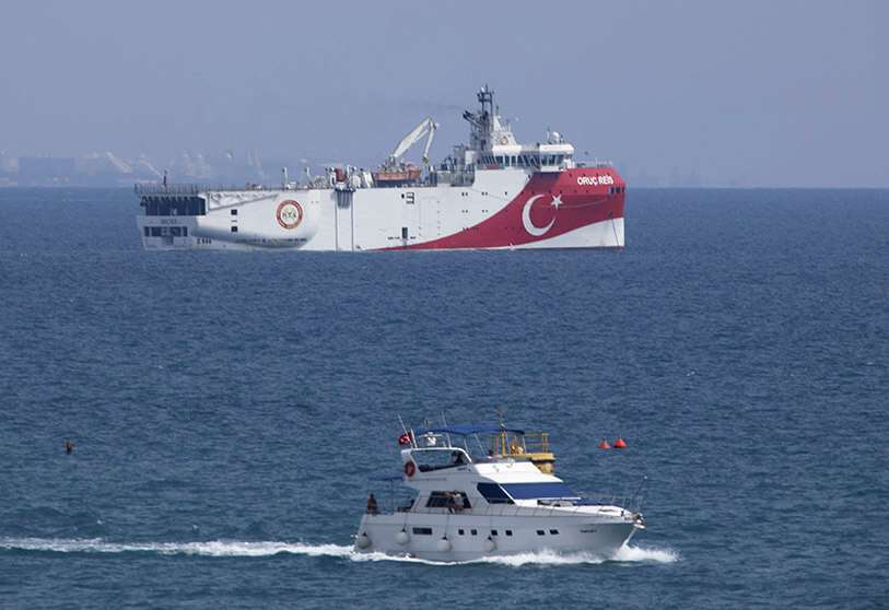 PHOTO/AP: El buque turco Oruc Reis anclado frente a la costa de Antalya en el Mediterráneo, Turquía 