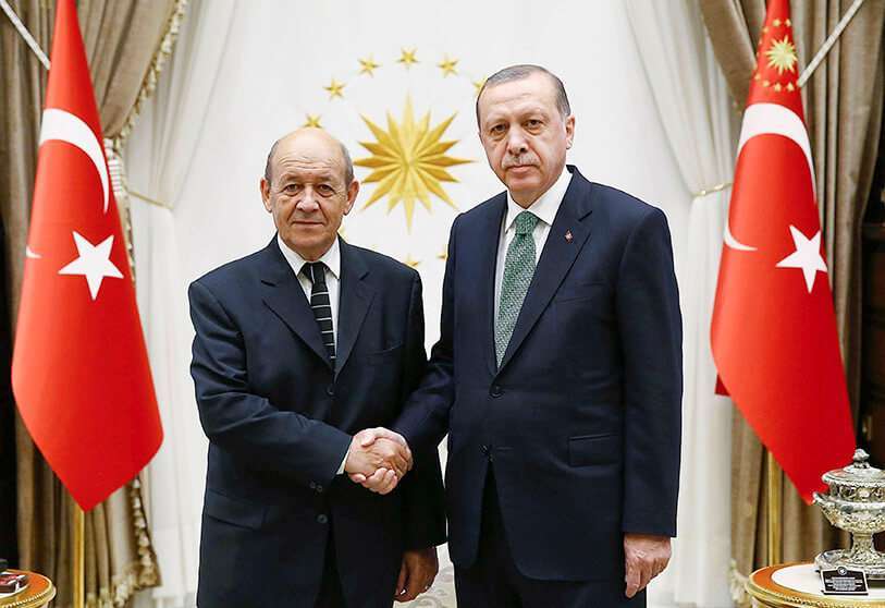 AFP PHOTO / TURKISH PRESIDENTIAL PRESS SERVICE /KAYHAN OZER:Le ministre français des affaires étrangères et européennes Jean-Yves Le Drian serrant la main du président turc Recep Tayyip Erdogan.