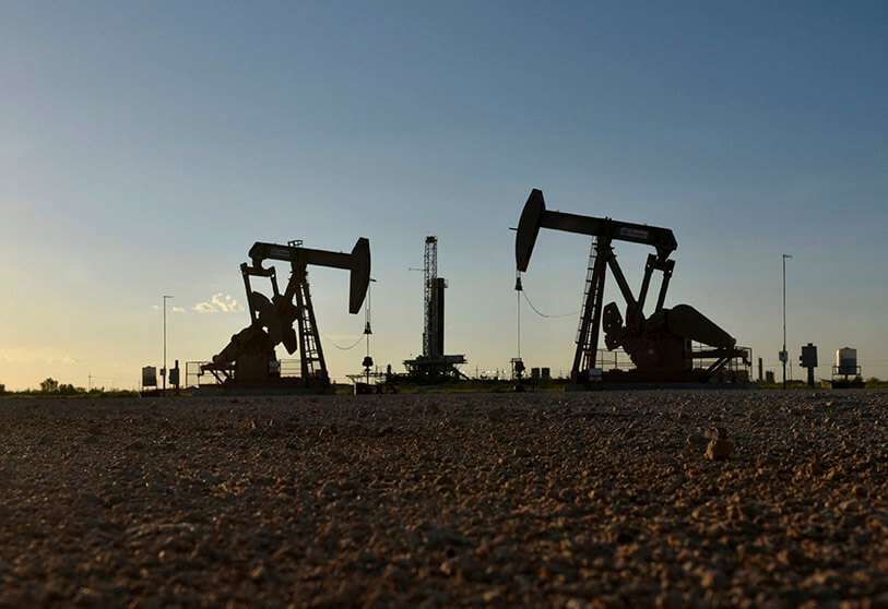 REUTERS/NICK OXFORD-Gatos de bombeo operan frente a una plataforma de perforación en un campo petrolero en Midland, Texas Estados Unidos