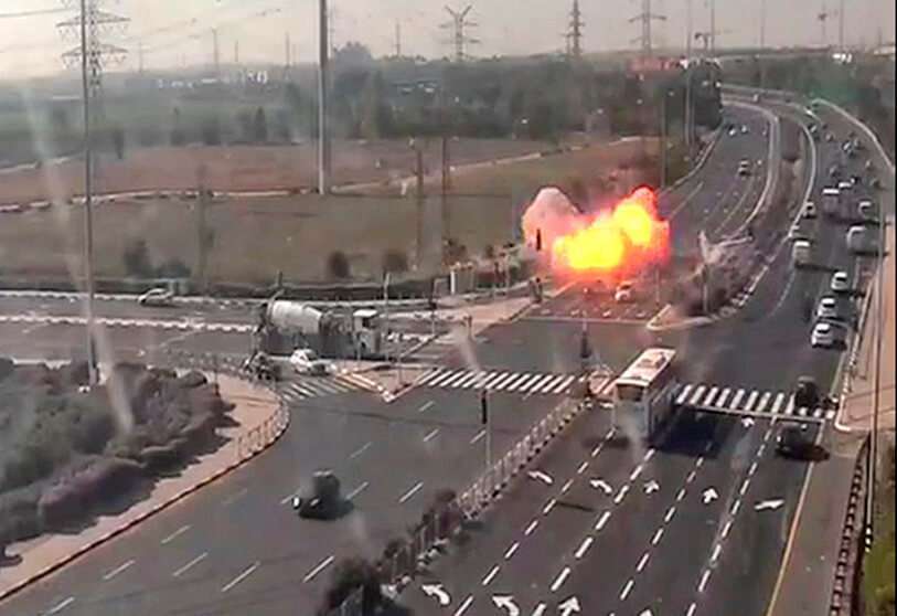 Un cohete disparado desde la Franja de Gaza impacta en una carretera cerca de Gan Yavne, en Israel, el 12 de noviembre de 2019