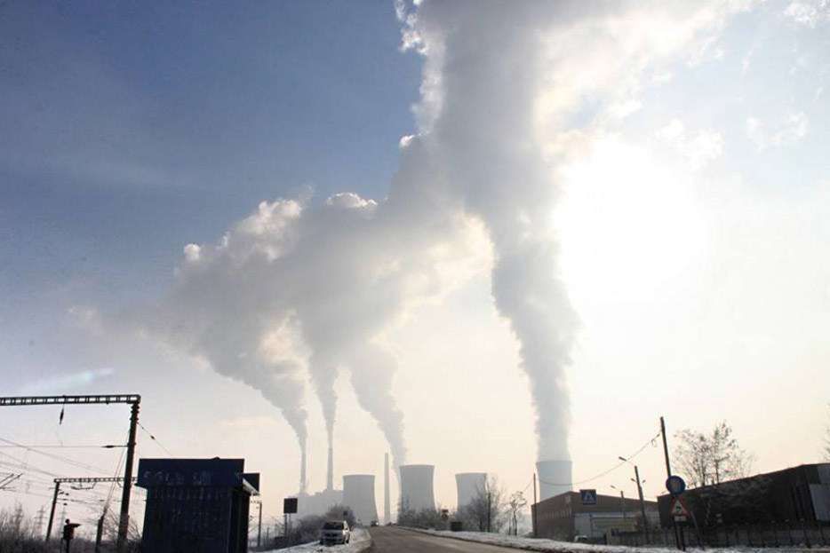 Emisión de gases contaminantes en la atmósfera