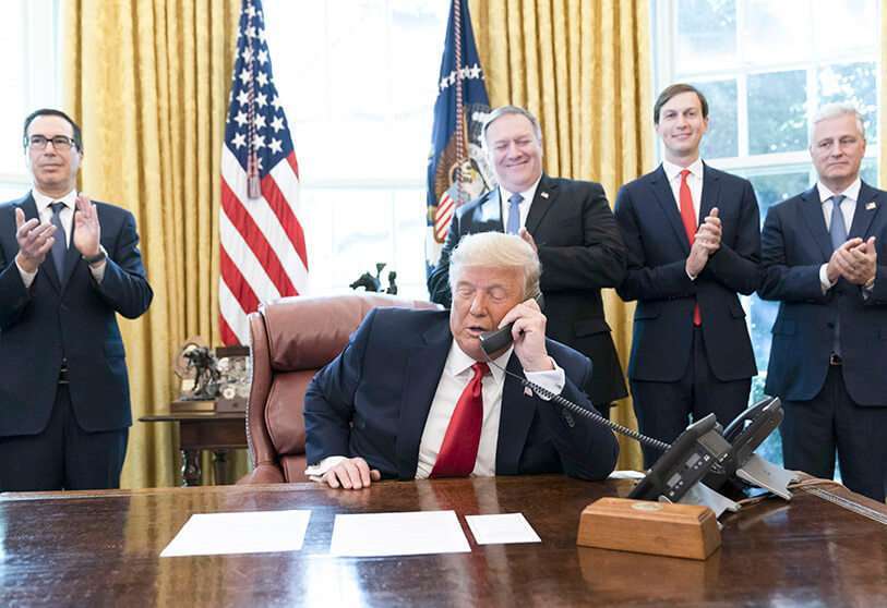 AP/ALEX BRANDON: El viernes 23 de octubre de 2020, en Washington   El presidente Donald Trump habla por teléfono con los líderes de Sudán e Israel, junto a el secretario del Tesoro Steven Mnuchin, a la izquierda, el secretario de Estado Mike Pompeo, el asesor principal de la Casa Blanca Jared Kushner y el asesor de seguridad nacional Robert O'Bri
