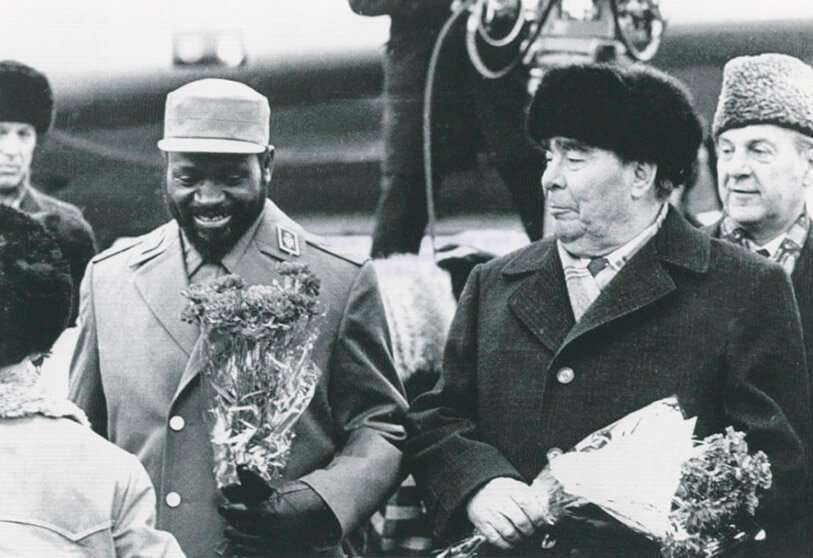 El presidente de la URSS, Leónidas Brezhnev, recibe a Samora Machel en el aeropuerto de Moscú.