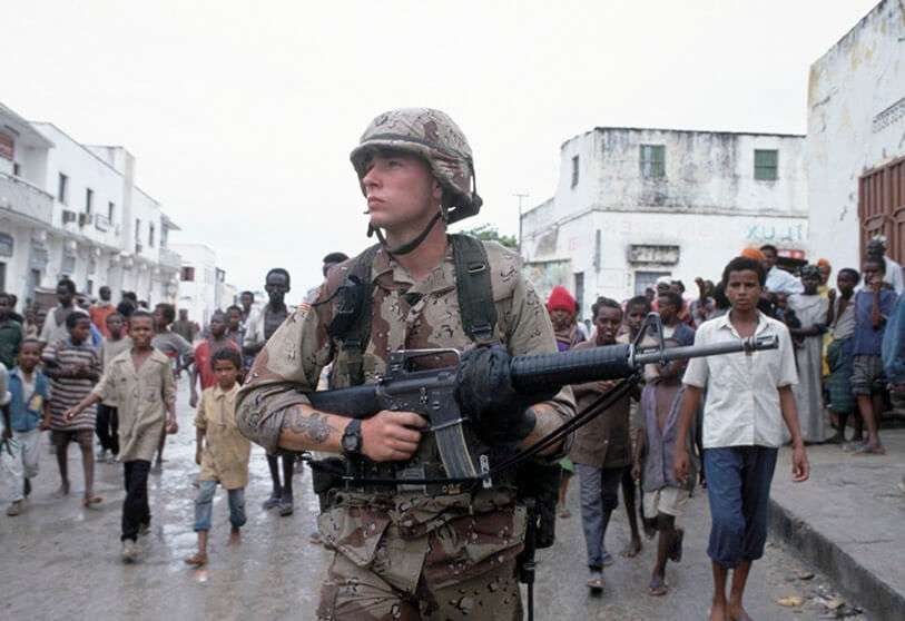 Un soldado estadounidense patrulla las calles de Mogadiscio dentro de la operación Restore Hope