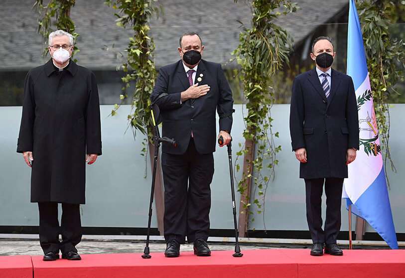 El copríncipe de Andorra y obispo de Urgell, Joan-Enric Vives Sicilia I, el presidente de Guatemala, Alejandro Giammattei, y el jefe de Gobierno de Andorra, Xavier Espot, posan durante la llegada de los jefes de Estado a la XXVII Cumbre Iberoamericana en Andorra la Vella, el 20 de abril de 2021 AFP/LIONEL BONAVENTURE