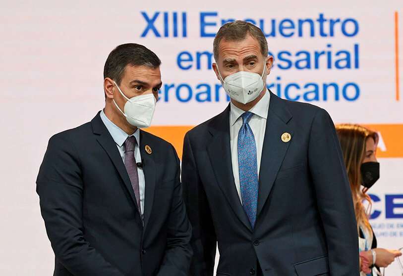 El presidente del Gobierno español, Pedro Sánchez, a la izquierda, habla con el rey Felipe de España durante la cumbre de líderes latinoamericanos en Andorra la Valla en Andorra, el martes 20 de abril de 2021 PHOTO/BALLESTEROS via AP