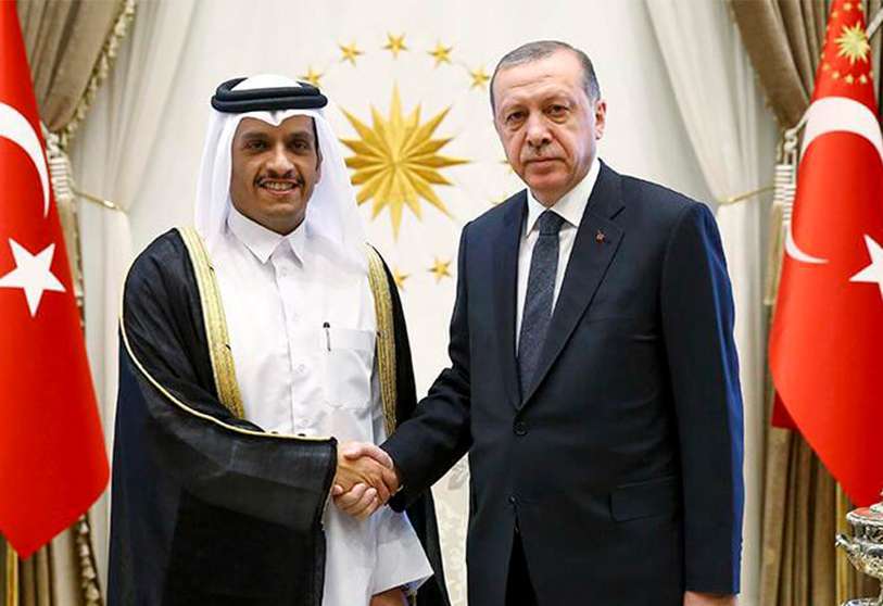 El presidente de Turquía, Recep Tayyip Erdogan, saluda al ministro de Relaciones Exteriores de Qatar, Sheikh Mohamed bin Abdulrahman al-Thani, el martes 12 de septiembre de 2017