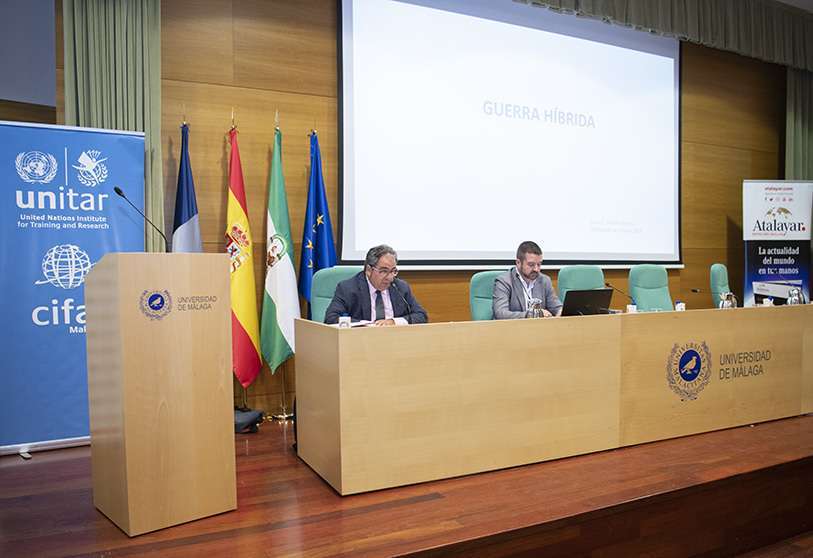 El director de Atalayar, Javier Fernández Arribas, y el teniente coronel Lucas Martín