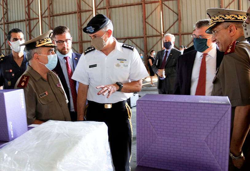 PHOTO/USAFRICOM - Con camisa blanca, el general Stephen Townsend ha cerrado una hoja de ruta a 10 años con las autoridades militares de Túnez para el intercambio de inteligencia, transporte aéreo, mando y control, vigilancia, reconocimiento y operaciones humanitarias 