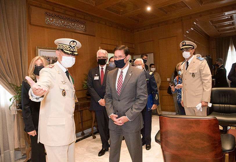 PHOTO/Lisa Ferdinando - El inspector general de las Fuerzas Armadas Reales de Marruecos, general Abdel Fattah Lourak, con el secretario de defensa de Estados Unidos, Mark Esper, momentos antes de suscribir el importante convenio de cooperación en materia de defensa que abarca hasta 2030.
