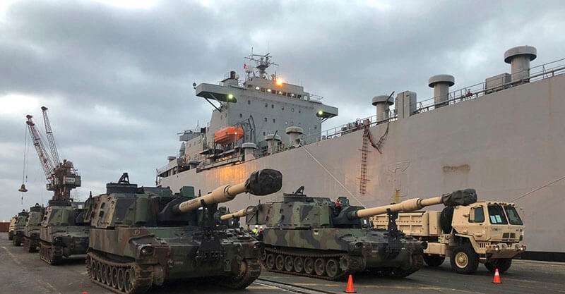 PHOTO/DoD - Cañones autopropulsados del Ejército de Estados Unidos en el puerto de Agadir (Marruecos) preparados para las maniobras African Lion 2020, que estaban programadas del 23 de marzo al 3 de abril, pero fueron canceladas por la COVID-19