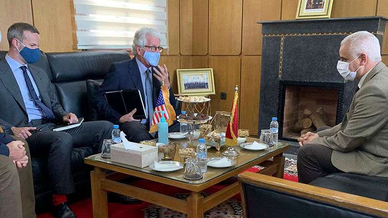 PHOTO/DFC - El director ejecutivo de la Corporación Financiera de Desarrollo Internacional, Adam Boehler, (izquierda) encabezó una delegación que incluía altos representantes del Consejo Nacional de Seguridad. En la imagen, con el ministro marroquí de Sanidad, Anass Doukali