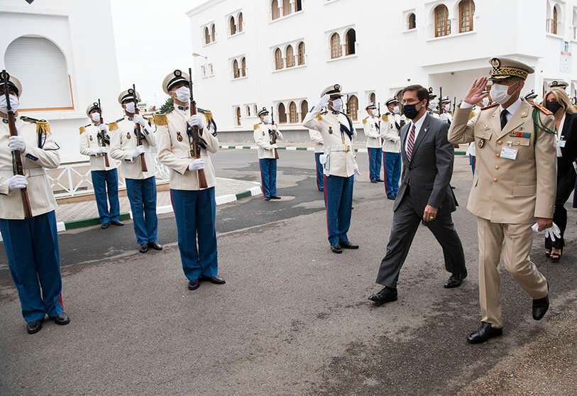 PHOTO/Lisa Ferdinando -  La llamada hoja de ruta establecida entre Marruecos y Estadios Unidos en materia de defensa, refuerza la posición del Reino en el continente. En la imagen, Mark Esper con el Inspector General de las Fuerzas Armadas Reales, general Abdel Fattah Lourak