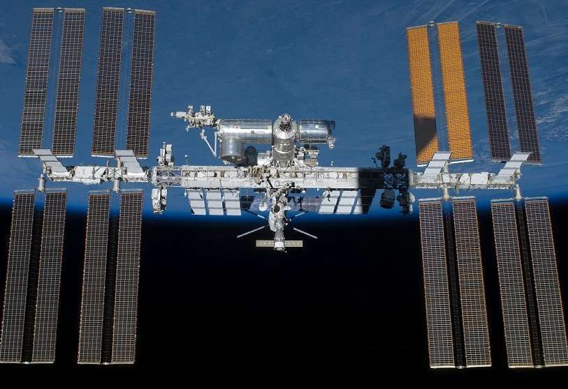 La mayor estructura fabricada por los seres humanos y emplazada en la órbita de la Tierra a unos 418 kilómetros de altura, la misma distancia por autovía entre Madrid y Badajoz o Castellón de la Plana, la ISS está conformada por ocho módulos cilíndricos presurizados y habitables