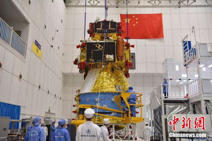 De 8,2 toneladas, la imagen muestra las grandes dimensiones de Chang’e-5, que incorpora un vehículo de ascenso que debe separarse del módulo de superficie para trasladar las muestras hasta el orbitador que las debe encaminar hacia la Tierra