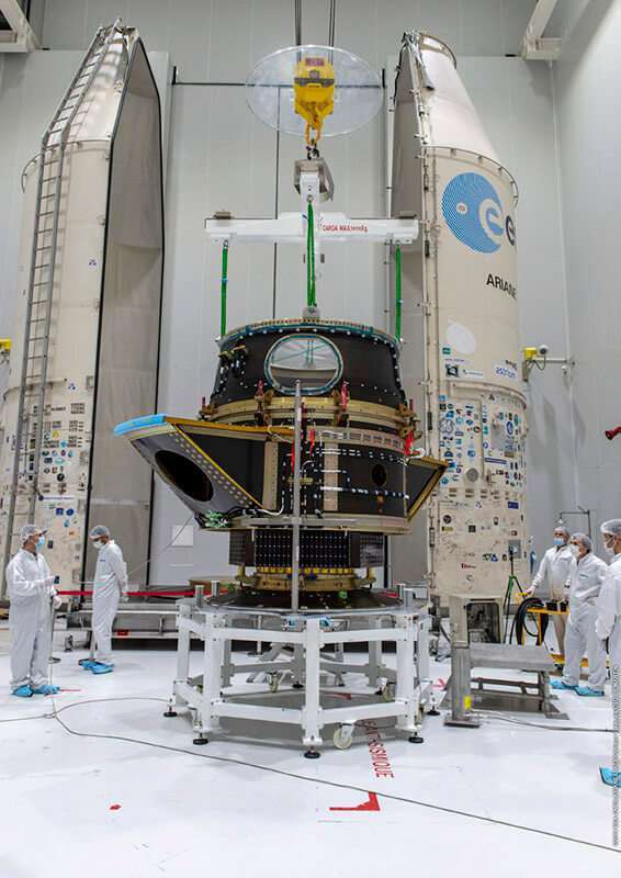 Momentos previos a la correcta colocación de CHEOPS en la parte superior del lanzador ruso Soyuz