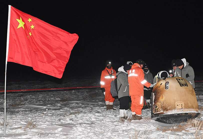 La pequeña cápsula de retorno recién encontrada sobre la nieve de Siziwang, una zona casi despoblada de la región autónoma de Mongolia Interior, al norte del país. Contiene granos, polvo y sustratos cuya cantidad exacta está pendiente de confirmar