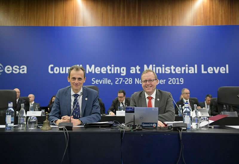 La cumbre de ministros de la ESA en Sevilla de finales de 2019 fue un completo éxito en el plano de organización y de financiación de programas espaciales. Pedro Duque junto al todavía director general de la Agencia, el alemán Jan Woerner, al que no relevará