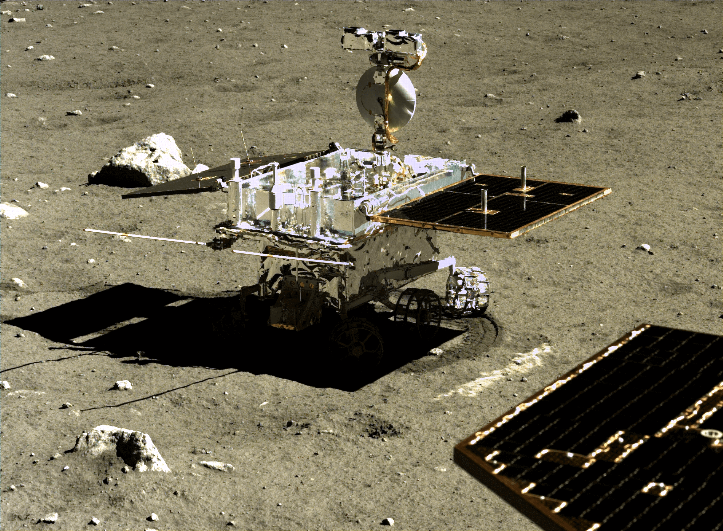 El vehículo todo terreno lunar Yutu-2 ya ha rodado más de 350 metros sobre la superficie de la cara oculta de la Luna