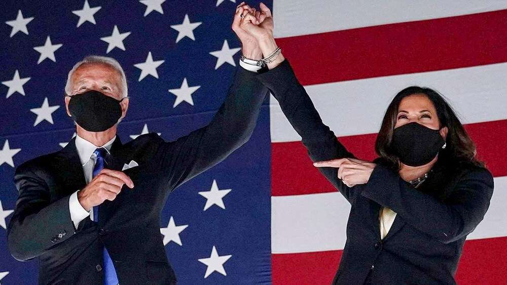 De padre jamaicano y madre india tamil, pero ambos con una elevada formación académica, Kamala Harris fue una arriesgada apuesta de Biden que ahora se convierte en la primera vicepresidenta de Estados Unidos.