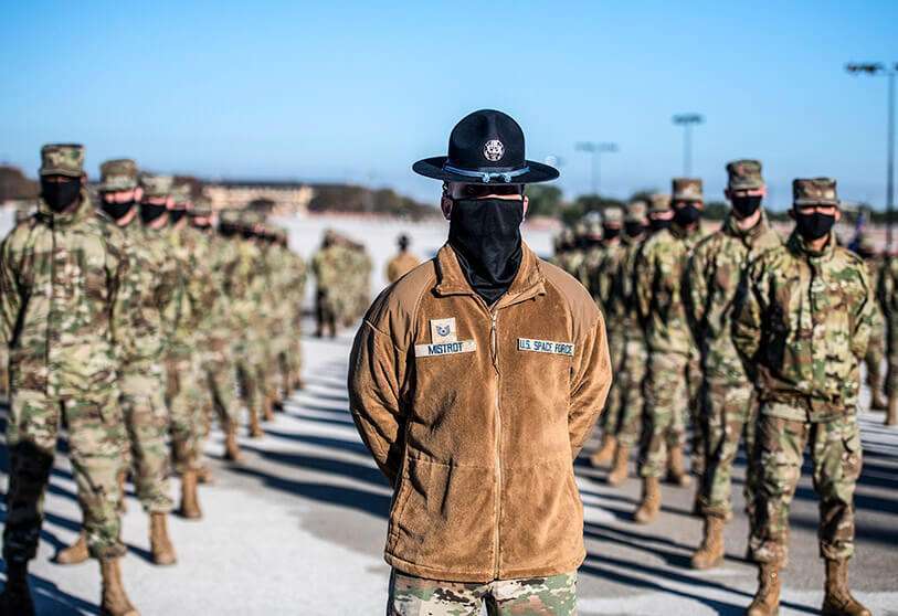La gran mayoría de los 16.000 militares de la Fuerza Espacial estaban destinados en el Mando Espacial de la Fuerza Aérea, que se ha integrado en la nueva organización. También se han incorporado los primeros oficiales, suboficiales y soldados salidos de las academias y centros de formación