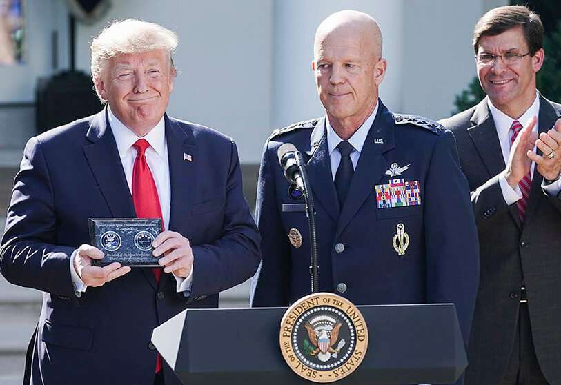Tal era el interés del presidente Trump por la Fuerza Espacial que fueron numerosas sus apariciones en la Casa Blanca con el jefe al mando de la nueva organización, el general de aviación John Raymond