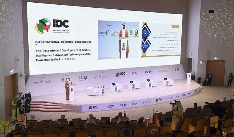 PHOTO/WAM - El ministro de Economía Digital e Inteligencia Artificial de Emiratos, Omar Al Olama, expuso en la Conferencia Internacional de Defensa que la integración de la inteligencia artificial en los sistemas de defensa es urgente, pero tiene el riesgo de los accesos no deseados por la puerta trasera, que generan impactos perjudiciales en el país receptor