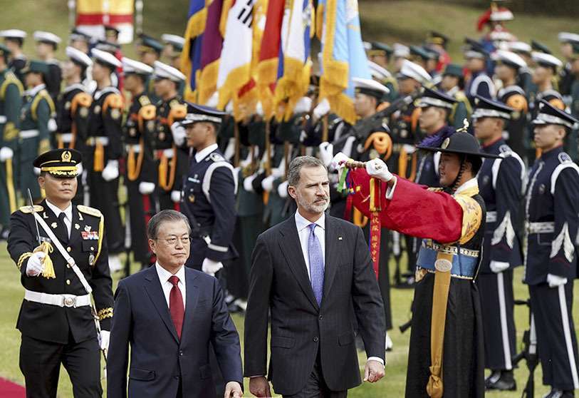 Corea y España mantienen excelentes relaciones en todos los órdenes. Los Reyes Felipe VI y Leticia visitaron el país asiático en octubre de 2019 para reforzar más los intercambios y el grado de cooperación entre las dos naciones