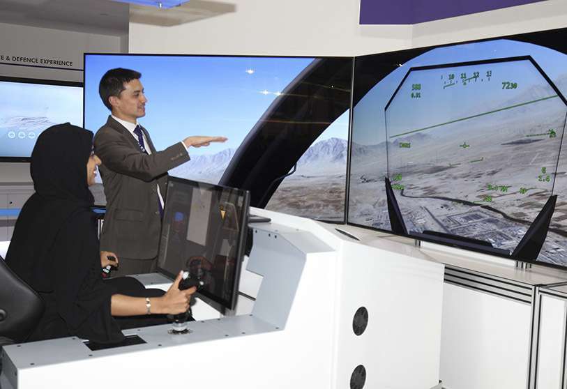 En Dubái se exhiben las últimas novedades en aeronaves civiles y militares y se muestran los últimos avances en simulación, motores, sostenimiento y equipamientos para la gestión del tráfico aéreo