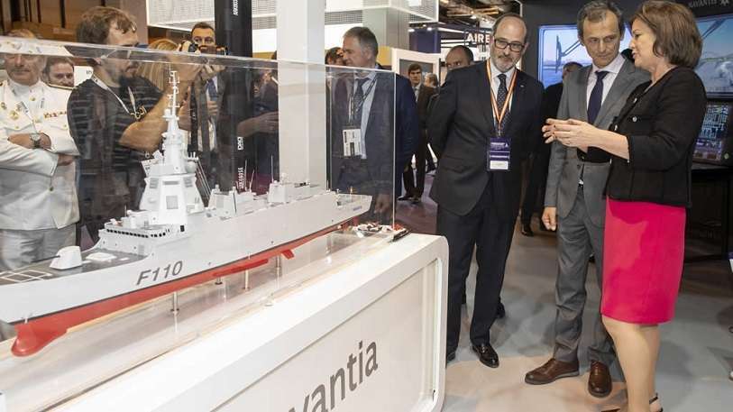Navantia es el principal patrocinador de FEINDEF 2021. Susana de Sarriá, presidenta del astillero en 2019, expone al ministro de Ciencia e Innovación, Pedro Duque, las principales características de las nuevas fragatas F-110