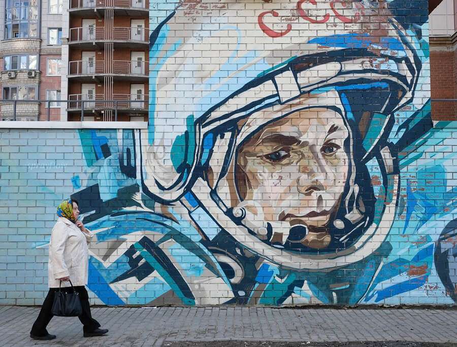 Yuri Gagarin es un héroe oficial de Rusia, querido y admirado por sus ciudadanos. Su figura se reproduce por todas las ciudades rusas, como el mural en la ciudad de Krasnogorsk que recoge la fotografía