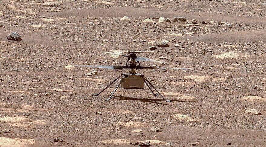 Imagen de Ingenuity sobre suelo del Planeta Rojo captada por el vehículo todo terreno Perseverance. Desde el 3 de abril sobrevive en solitario las bajas temperaturas de la noche marciana, que pueden llegar a alcanzar los 90 grados centígrados bajo cero