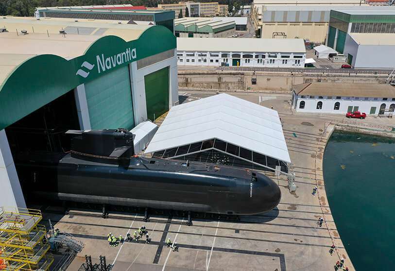 La ceremonia “de puesta a flote” se producirá “en seco” el día 22 de abril, sin que el submarino llegue a tocar el agua. En los siguientes días, mediante un dique flotante inundable, comenzará la campaña de pruebas en puerto, de navegación en superficie y en inmersión, hasta su entrega oficial a la Armada a principios de 2023