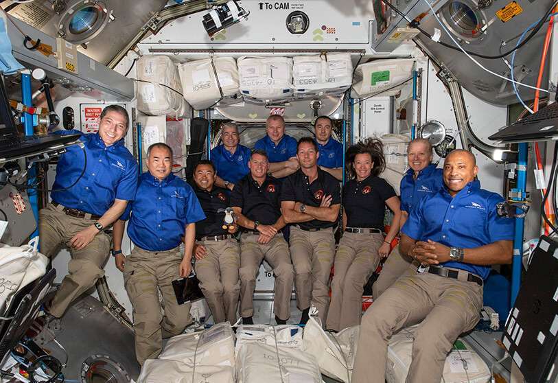 La capacidad máxima de la estación orbital china es de seis astronautas mientras que la Estación Espacial Internacional puede alojar hasta once personas. Sujetos por los pies para evitar flotar, los de camisa azul son la tripulación permanente, que se releva cada seis meses, y los de camisa oscura son la dotación de la capsula Dragón 2, el nuevo transporte para astronautas de la NASA