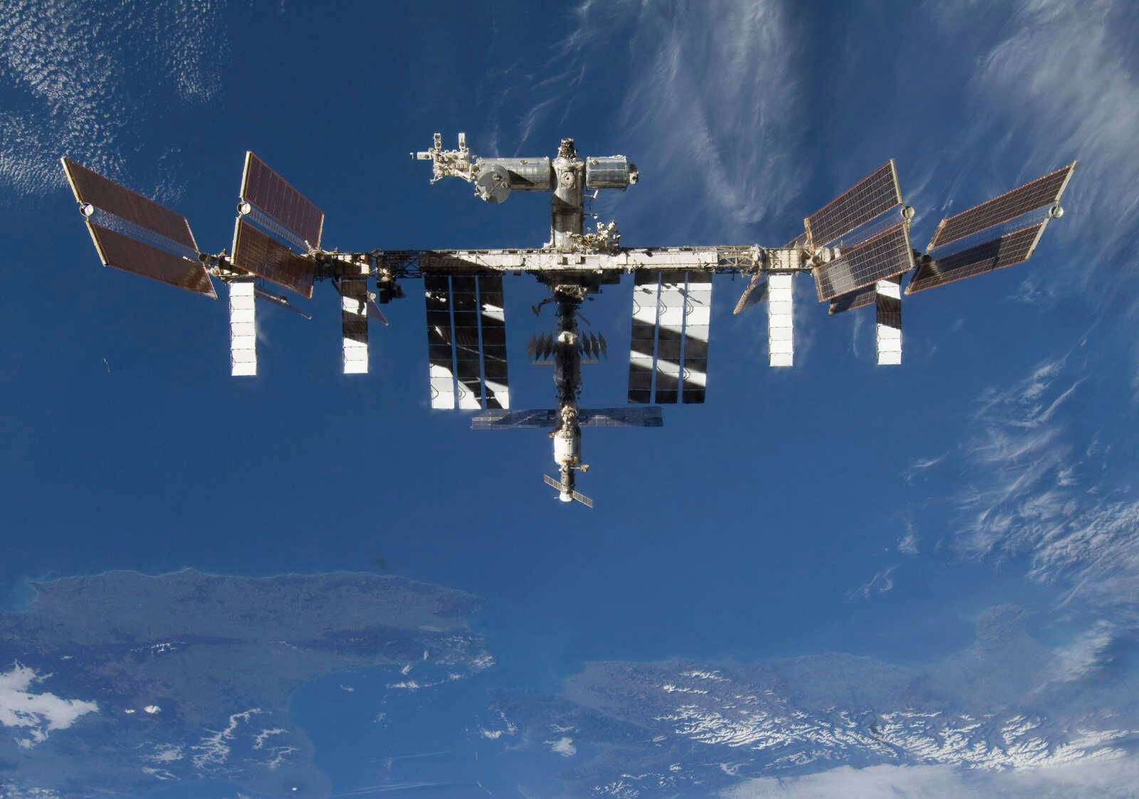 Con sus 420 toneladas y del tamaño de un campo de fútbol, la Estación Espacial Internacional es mucho más grande y tiene mayor volumen habitable que el complejo orbital de Pekín