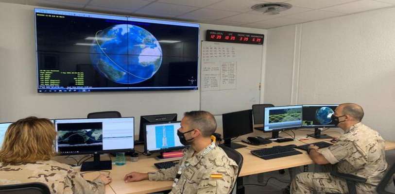 PHOTO/EA - Técnicos militares del Centro de Operaciones de Vigilancia Espacial (COVE) del Ejército del Aire vigilan la trayectoria de reentrada en la atmosfera terrestre de la etapa central del cohete chino Larga Marcha 5B