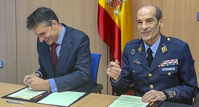 INTA - El subsecretario del ministerio de Ciencia e Innovación, Pablo Martín, y el director general del INTA, teniente general del Aire José María Salom, firman el acuerdo de cesión de Ingenio