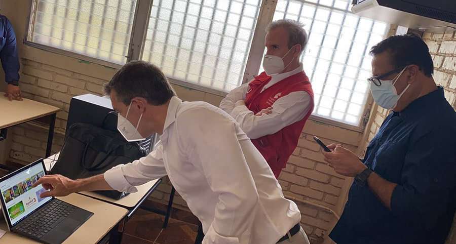 PHOTO/Hispasat - La priorité stratégique d'Hispasat est de contribuer au développement des pays d'Amérique centrale et du Sud. Sur la photo, le ministre de l'éducation du Honduras, Arnaldo Bueso, vérifie le réseau WiFi mis en place par la société dans une école du Honduras.