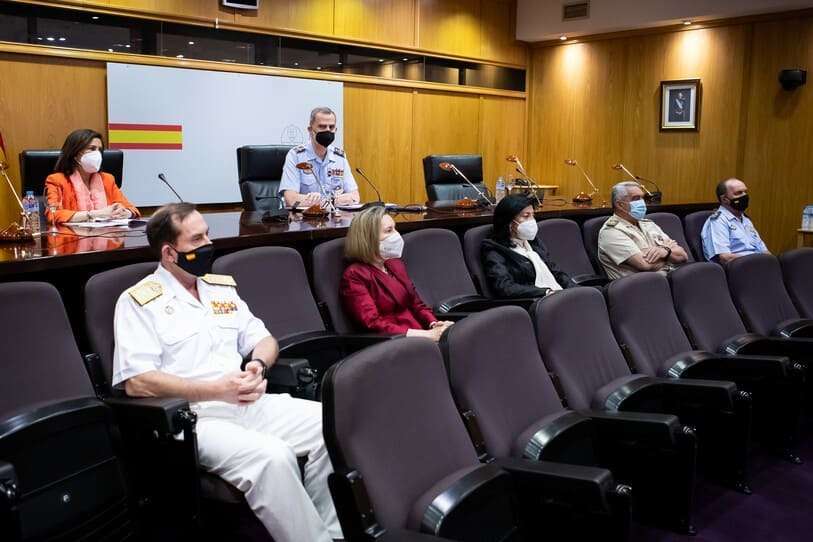 PHOTO/Ricardo Pérez- MDE - Las principales figuras de las Fuerzas Armadas españolas, a excepción del presidente del Gobierno. El Rey Felipe VI y la ministra de Defensa, Margarita Robles. Abajo, de izquierda a derecha, los jefes de la Armada, Tierra y Aire, junta a la secretaria y subsecretaria de Defensa en la video conferencia del 29 de mayo