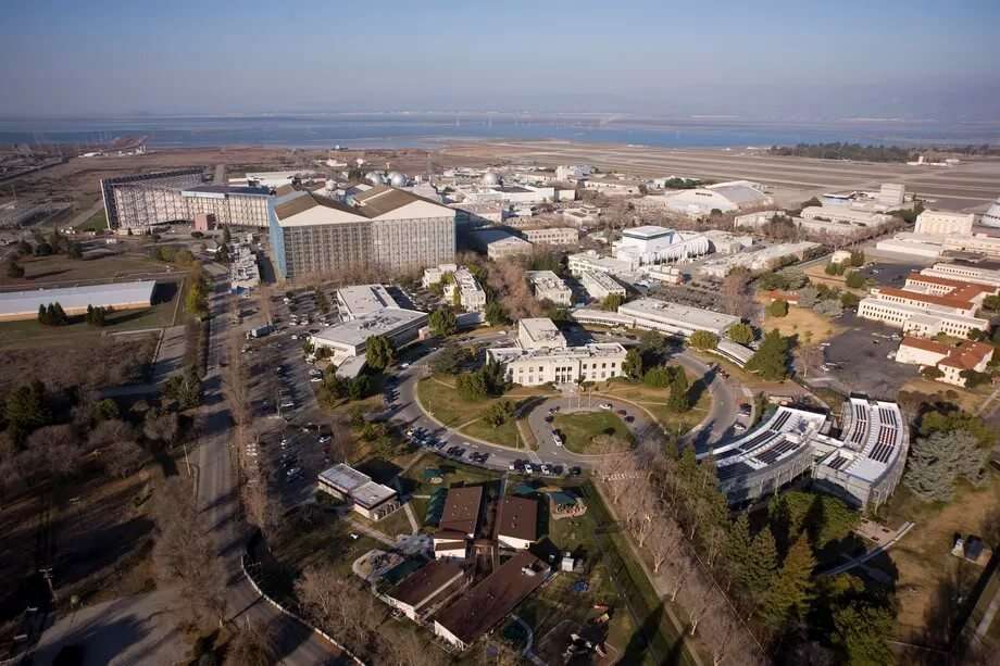 Sus instalaciones albergan miles de técnicos, contratistas e investigadores directamente implicados en proyectos de super computación e inteligencia artificial aplicados a programas espaciales