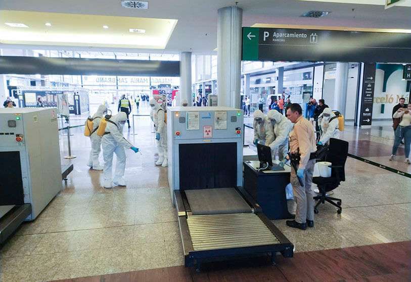 Los miembros de la UME apoyan en las tareas de desinfección de infraestructuras críticas