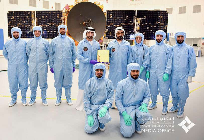 El vicepresidente y primer ministro de EAU y emir de Dubai, Su Alteza Shaikh Mohammad Bin Rashid Al Maktoum, el presidente de la Agencia Espacial de Emiratos, Su Alteza Ahmad bin Abdulla Humaid Belhoul Al Falasi y un grupo de ingenieros emiraties junto a la astronave Al Amal