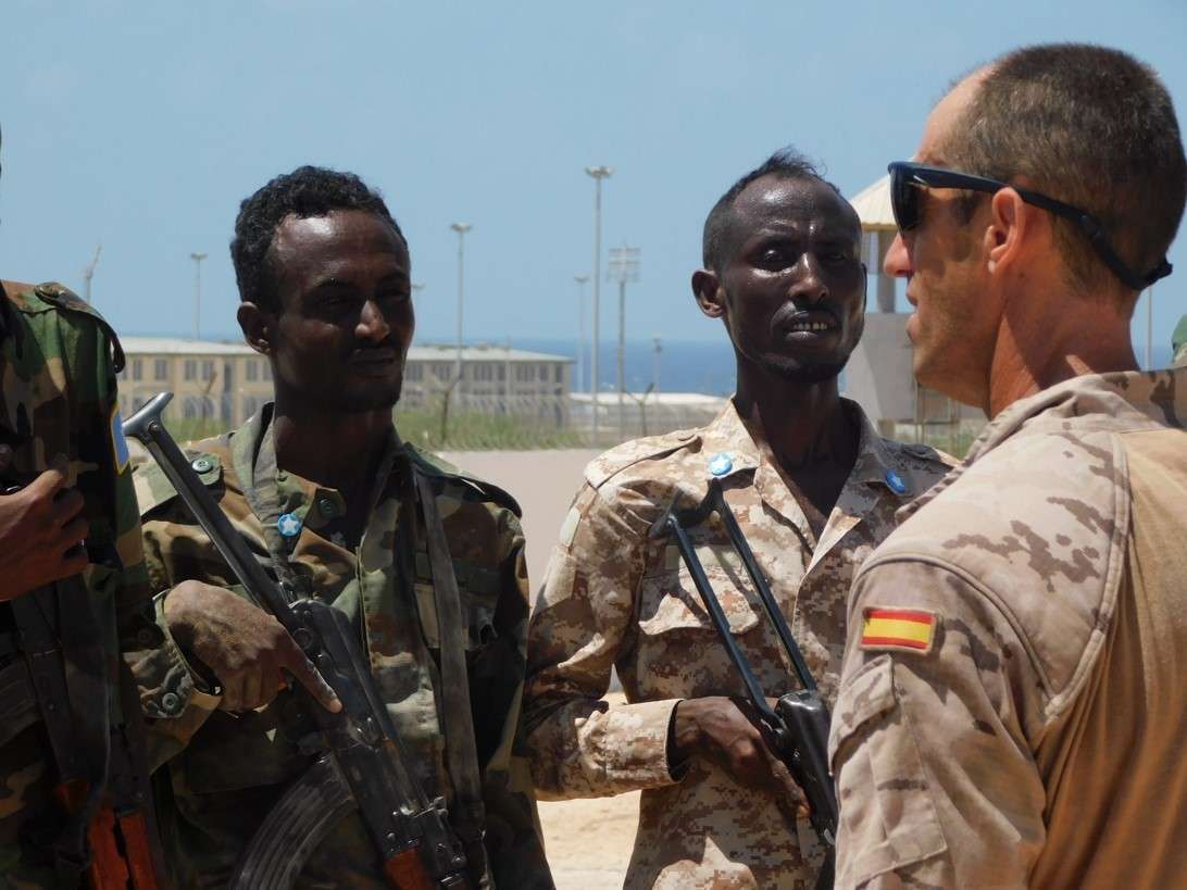Militares españoles y de otros países europeos adiestran a tropas de países inmersos del llamado círculo de fuego en su lucha contra el radicalismo terrorista islámico
