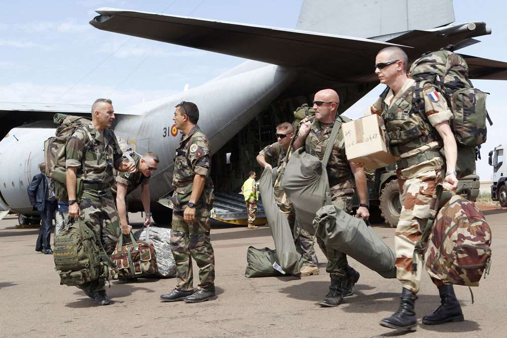 Foto 3.- Unidades españolas y francesas colaboran estrechamente en distintos escenarios de África en el marco de operaciones de entrenamiento de la UE