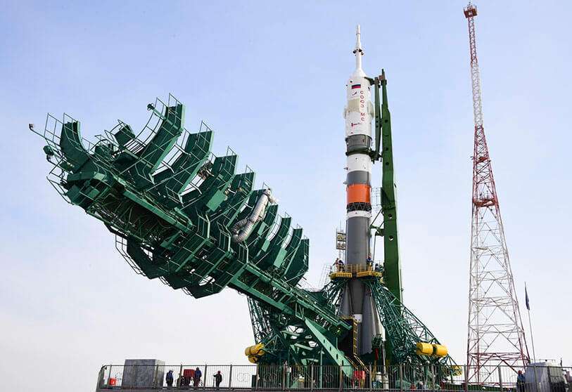 El cohete tripulado ruso Soyuz ya está desde el XXX en su rampa de despegue, a la espera de alzar el vuelo el 9 de abril