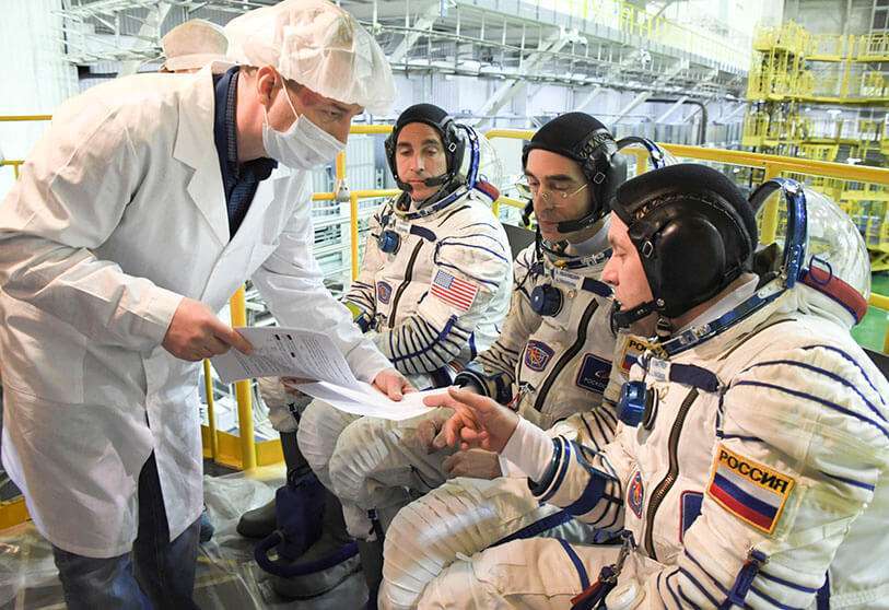 Dos astronautas rusos y uno norteamericano protagonizarán el primer vuelo a la Estación Espacial Internacional en plena pandemia de COVID-