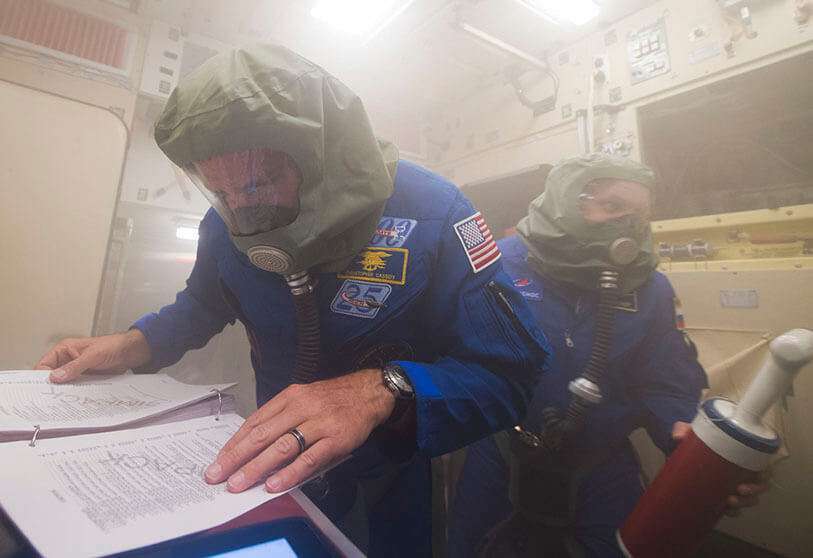 Entre los entrenamientos a que son sometidos los astronautas se encuentran el hacer frente a incendios y otras anomalías que requieren su protección frente a peligros extremos
