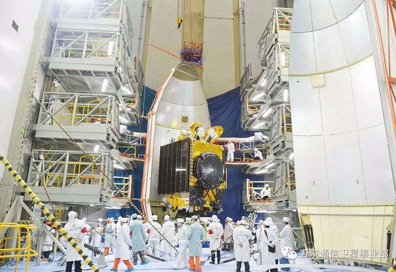 De 5.550 kilos de peso y grandes dimensiones, Nusantara 2 fue fabricado por la Academia China de Tecnología Espacial sobre la base de una plataforma satelital semejante a la venezolana VeneSat-1
